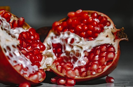 Read more about the article Top Benefits of Pomegranate, a High-Fiber, Low-Sugar Fruit Loaded With Antioxidants